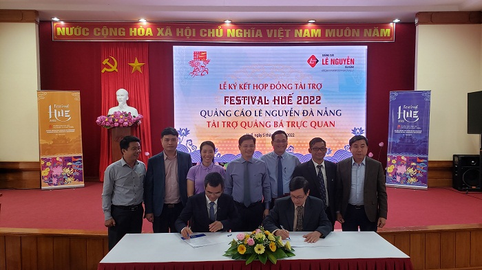 Lễ ký kết hợp đồng tài trợ quảng bá trực quan với Công ty Quảng cáo Lê Nguyễn Đà Nẵng